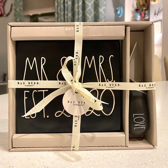 Rae Dunn Other - 👰🏻🤵🏻Rae Dunn MR.MRS. EST.2020 Cheese Plate Set